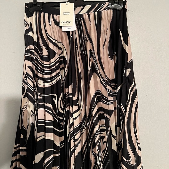 HP! 🥳NWT Mango pleated skirt - Picture 3 of 4